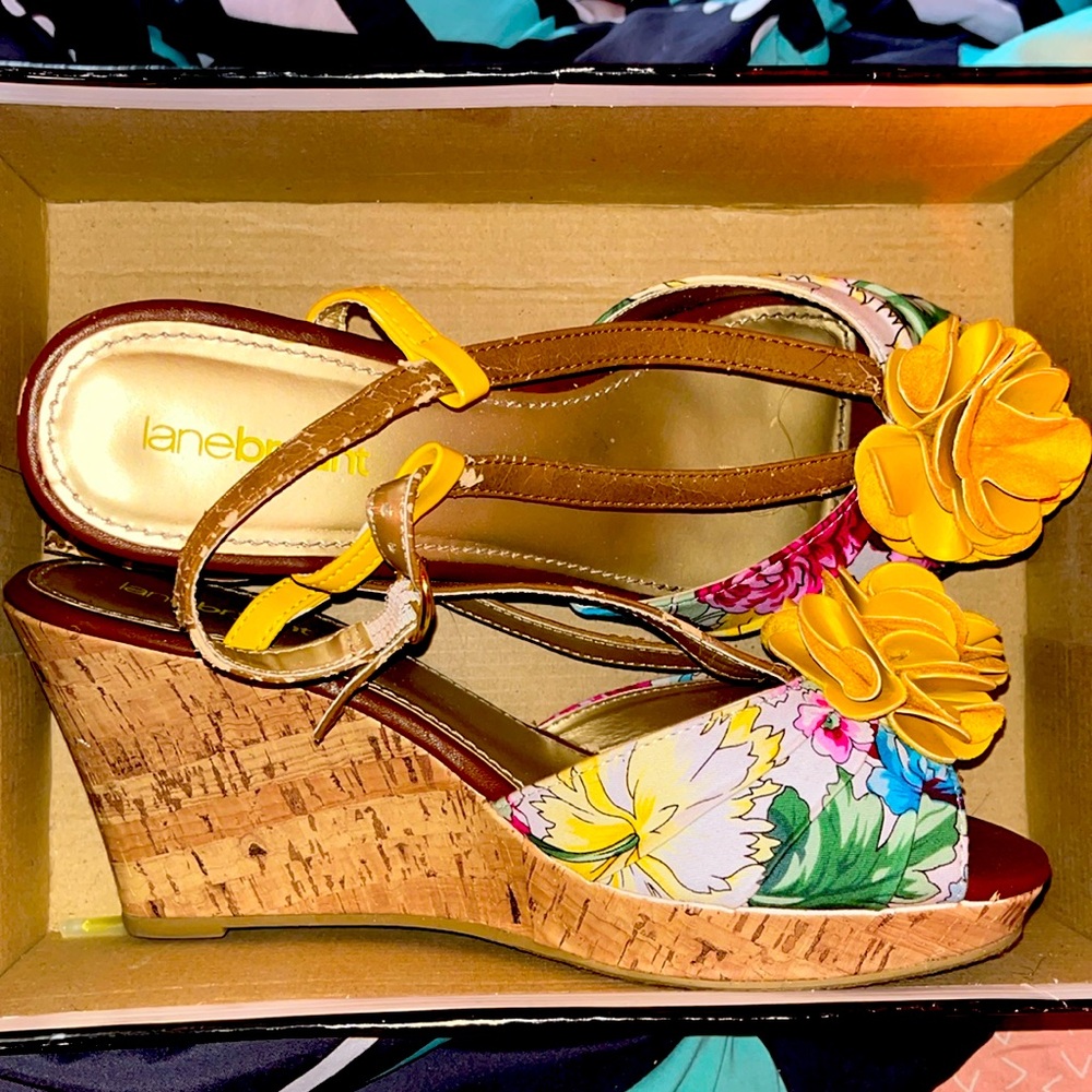 Lane Bryant yellow sandal wedge size women 11.